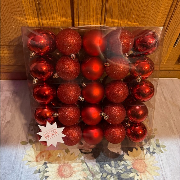 50 Count Hobby Lobby Christmas Tree Red & Glitter Ornament Balls Shatter Proof - Picture 1 of 2